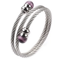 Detailaufnahme von Edelstahlkabel-Armband mit lila Katzenaugensteinen und Silberperlen - Kaffee Stein