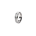 Dettaglio anello in acciaio argento con trama spazzolata effetto ghiaccio moderno - US 8 / Argento