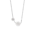 Dettaglio della collana con ciondolo a margherita in acciaio inox argento e catena - Color Acciaio