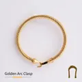 Bracelet torsadé doré avec fermoir en fer à cheval et texture métallique épurée - Fermoir Incurvé Homme 2ème Gén / Doré