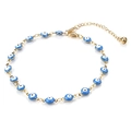Détail macro de la chaîne Evil Eye dorée avec charms en émail bleu et fermoir mousqueton - Œil bleu clair