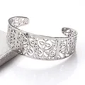 Verstellbares hohlförmiges Edelstahlarmband mit silbernen Blumenmustern für Damen - Silber