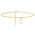 Détail d'une chaîne de cheville en acier doré avec un pendentif lettre C majuscule - Lettre C