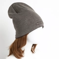 Primer plano del patrón de punto de espiga en un gorro cálido con textura suave - Talla única / Mezcla Marrón y Beige