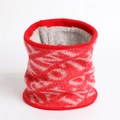 Dettaglio della sciarpa in maglia rossa con morbida fodera in pile grigio invernale - Rosso