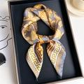 Zijdeachtige 70x70cm vierkante sjaal met gouden barokpatroon op elegant grijs - Grijs Barok (FJ743-2)