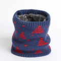 Gros plan sur tour de cou en tricot bleu marine avec motif sapin et doublure polaire grise - 24*21cm / Bleu Marine
