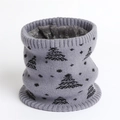 Détail d'un tour de cou gris en tricot épais avec doublure en fausse fourrure chaude - 24*21cm / Gris