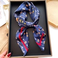 Dettaglio di un foulard in seta floreale blu navy e rosso in una confezione regalo - 70x70cm / Stile Floreale Blu Navy Bordo Rosso (FJ736-4)