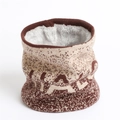 Détail du cache-col en tricot d'hiver avec motif jacquard et doublure en polaire - Marron