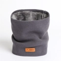 Détail de la doublure en peluche et de la maille sur ce tour de cou gris foncé - 24x21cm / Gris clair