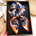 Pañuelo de seda de lujo con motivos florales en naranja y azul en caja de regalo - 70cmx70cm / Bloque de Color Naranja y Azul (FJ738-1)