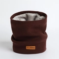 Détail de tour de cou en tricot épais avec doublure en peluche et écusson en cuir - 24x21cm / Marron