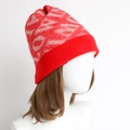 Primer plano de gorro de punto jacquard rojo y blanco con dobladillo ancho de invierno - Rojo