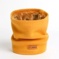 Détail du cache-col en tricot jaune avec doublure en polaire épaisse et étiquette en cuir - 24x21cm / Jaune Gingembre
