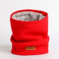 Détail du tour de cou en tricot rouge avec doublure polaire grise et patch en cuir - 24x21cm / Rouge