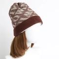Detalle de gorro de punto de invierno con patrón jacquard geométrico y forro polar - Marrón