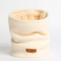 Détail du cache-col en tricot crème montrant la doublure pelucheuse et le logo - 24x21cm / Blanc