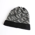 Primer plano del patrón jacquard geométrico gris y negro en un gorro de punto de invierno - Negro