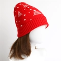 Dettaglio del berretto in maglia rossa con motivi di fiocchi di neve e alberi di Natale - Taglia unica / Rosso