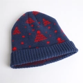 Dettaglio del berretto in maglia blu scuro con motivi ad albero di Natale e costine - Taglia unica / Blu Notte