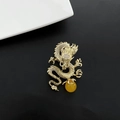 Broche de dragón dorado con cristales blancos y cuenta amarilla en diseño de lujo - Dorado