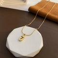 Collana minimalista con numero fortunato 7 in acciaio al titanio dorato da donna - Numero 7 / Oro