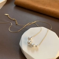 Elegante collana dorata con quattro perle bianche graduate su catena sottile - Oro