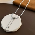 Collana a farfalla in argento con catena a serpente e nappine su base in pietra - Argento