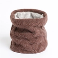 Detail eines Winter-Halswärmers mit braunem Zopfmuster und dickem Fleecefutter - Braun