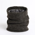 Detalle de calentador de cuello tejido café con forro polar gris grueso y textura canalé - 24cmx22cm / Gris Oscuro (WB66-3)