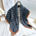 Seidiges quadratisches Halstuch mit geometrischem L-Print und orangefarbenem Rand - Blau