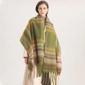 Détail d'une écharpe épaisse à rayures vertes avec franges sur manteau beige - Vert Matcha (WT125-3)