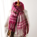 Écharpe à carreaux en faux cachemire avec franges en magenta et gris sur pull en maille - Rouge Rose (WT125-2)