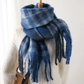 Détail d'une écharpe à carreaux bleus et gris avec franges douces et texture effet cachemire - Bleu Foncé (WT125-4)