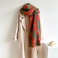 Retro-Strickschal mit roten Blumenmustern und Quasten auf beigem Mantel-Hintergrund - Orangegrün (WT103-1)