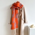 Dicker Schal mit abstraktem orange-violettem Muster und Fransen am Wollmantel - Orange (WT103-2)
