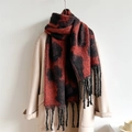 Detail eines rot-schwarzen Leoparden-Schals mit dicker Textur und langen Fransenquasten - Rot Schwarz (WT103-4)