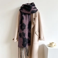 Nahaufnahme von lila Strickschal mit Leopardenmuster und Fransen auf beigem Wollmantel - Lilaschwarz (WT103-5)