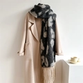Detailansicht des Jacquard-Schals mit Leopardenmuster und beigen Fransen am Wollmantel - Schwarz (WT103-9)