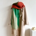 Sciarpa spessa a blocchi di colore arancione, verde e beige drappeggiata su un cappotto - Verde Arancio (WT105-1)