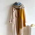 Détail d'une écharpe épaisse en blocs de couleurs avec franges et manteau beige - 220x42cm (Franges Incluses) / Jaune Bleu (WT105-6)