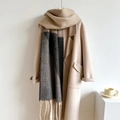 Détail d'une écharpe à franges multicolore avec un manteau en laine beige au style épuré - 220x42cm (Franges Incluses) / Noir Kaki (WT105-7)