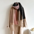 Dettaglio di morbida sciarpa simil cashmere con motivi geometrici color-block e frange - WT100-1 Nero Rosa