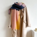 Dettaglio sciarpa color-block con frange su cappotto beige per un look invernale - WT100-2 Rosa Giallo