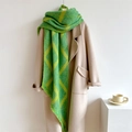 Écharpe épaisse à carreaux vert et jaune avec franges, portée sur un manteau beige - 250x42cm / Vert Herbe