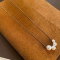 Collana a catena serpente d'argento con quattro perle bianche graduate a arco - Argento