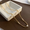 Elegante collana di perle bianche con perline dorate e cristalli trasparenti - Collana di Perline in Acciaio al Titanio (03-A2)