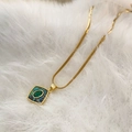 Vintage-Halskette mit goldener Schlangenkette, grünem Edelstein und Abalone-Muschel-Anhänger - Abalonemuschel Anhänger Stil