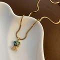 Collier fleur doré élégant avec nacre d'abalone et zircon sur un plateau en céramique - Style de Strass de Fleur Irisée (04-I7)